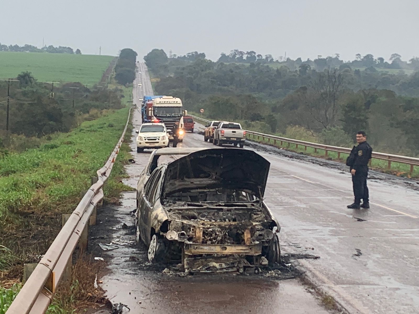 Delincuentea asaltaron transportadora y incendiaron varios vehículos