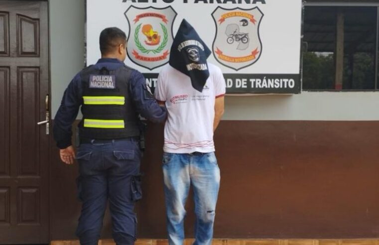 Un supuesto guía de turismo quedó detenido esta mañana por agentes del Departamento de Seguridad y Tránsito de la Policía Nacional, durante una inspección aleatoria realizada en el Área Habitacional N° 2 de Ciudad del Este.