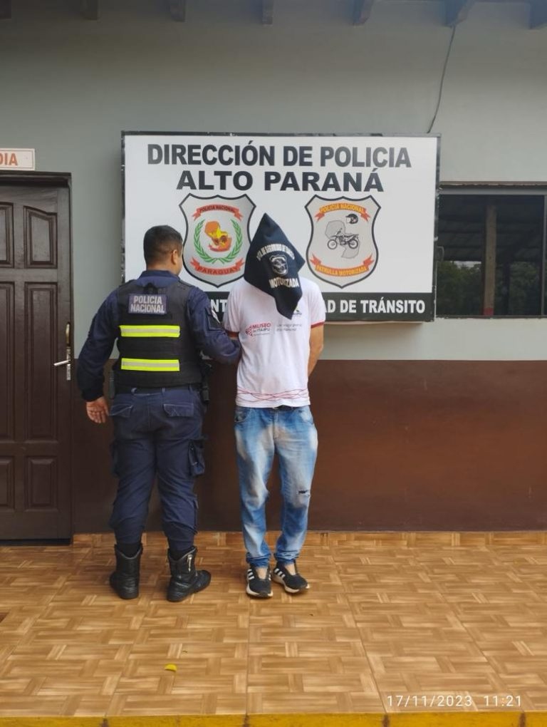 Un supuesto guía de turismo quedó detenido esta mañana por agentes del Departamento de Seguridad y Tránsito de la Policía Nacional, durante una inspección aleatoria realizada en el Área Habitacional N° 2 de Ciudad del Este.